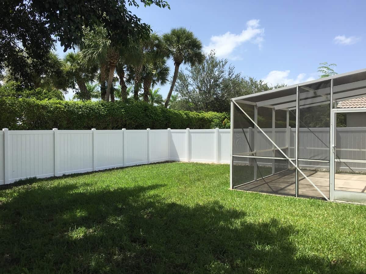 vinyl fence installation around perimeter of a backyard in Tampa